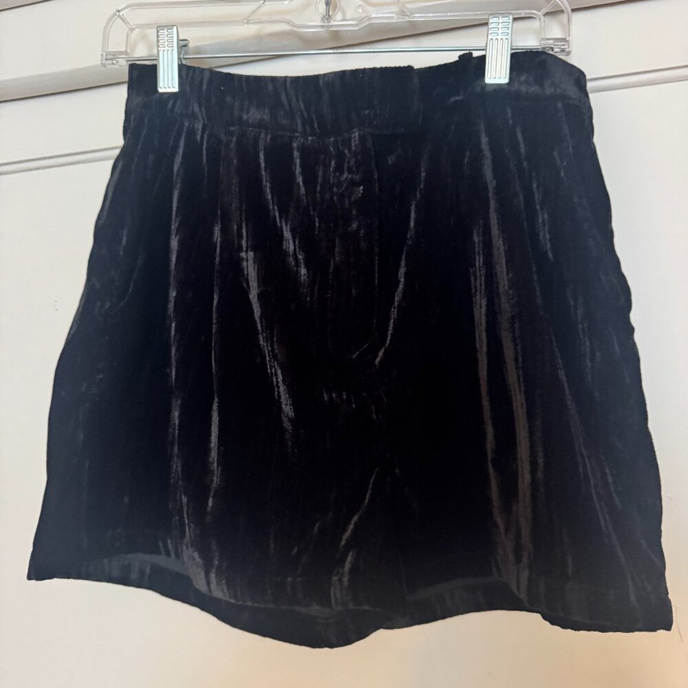 NASTY GAL - Black Velvet Shorts – Size 6